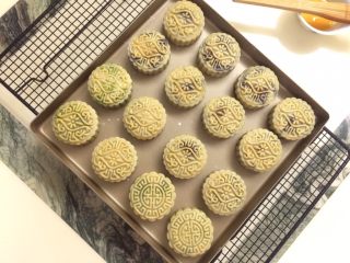 25、广式蛋黄月饼,饼皮表面刷上薄薄一层的蛋黄液