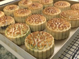 26、广式蛋黄月饼,刷好继续烘烤，烤箱转200度，烤6分钟，后两分钟开风扇，让上色均匀些。