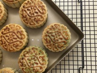 27、广式蛋黄月饼,刚出炉，表面是硬硬的，等回油后饼皮会变软的，回油两三天后便可以吃了。