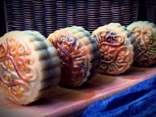 28、广式蛋黄月饼,回油后饼皮变软有光泽了。