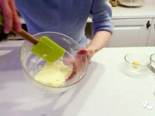 2、宝宝辅食:玛格丽特饼干,打发至体积稍稍膨胀,颜色变浅即可,因为量比较少,打发过程中可以用刮刀整理下。