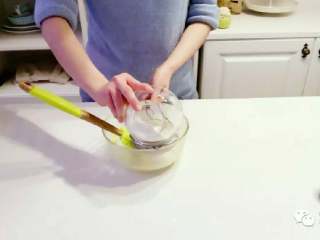 4、宝宝辅食:玛格丽特饼干,筛入低筋面粉、玉米淀粉和奶粉,可以提前将三种粉类混合下。