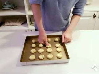 6、宝宝辅食:玛格丽特饼干,接着用大拇指再小圆球中间轻轻按压一下就可以了,自然形成漂亮裂纹。