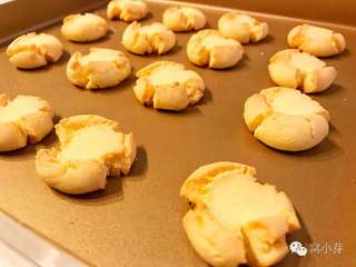 7、宝宝辅食:玛格丽特饼干,放入烤箱,170度,上下火,中层,15-18分钟,当玛格丽特边缘变色有点焦黄就可以啦。