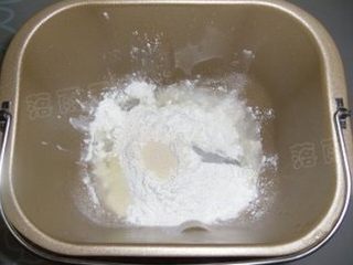 1、蘑菇培根披萨,将饼皮材料全投入面包桶,放入烤箱卡好位后,将烤箱功能旋钮转至和面档,时间设定20分钟