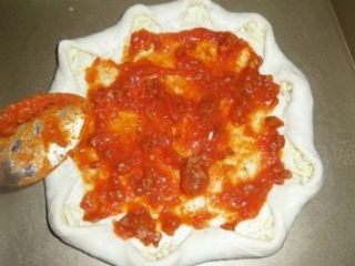 9、蘑菇培根披萨,抹上披萨酱(我有时用意面酱来替代下)