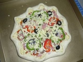 10、蘑菇培根披萨,再放入所有的内馅材料,上面撒上奶酪丝