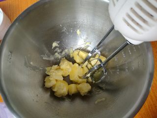 2、百香果磅蛋糕,黄油室温软化。