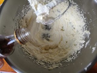 4、百香果磅蛋糕,加入香草精打发均匀。