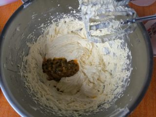 6、百香果磅蛋糕,加入百香果果肉。