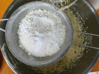 7、百香果磅蛋糕,低筋粉和泡打粉混合筛入黄油糊内。