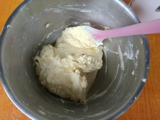 8、百香果磅蛋糕,用硅胶刮刀压拌均匀。