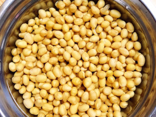 1、黄豆猪蹄汤,提前浸泡黄豆。