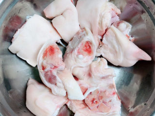 2、黄豆猪蹄汤,准备好新鲜的猪蹄。