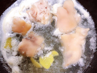 3、黄豆猪蹄汤,锅中烧开水,放入猪蹄,放几片生姜、料酒去腥味,煮去血水。
