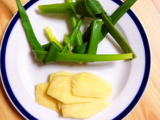 4、黄豆猪蹄汤,准备好葱姜,切好待用。