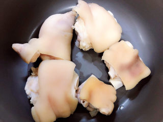 5、黄豆猪蹄汤,将猪蹄放入砂锅中。