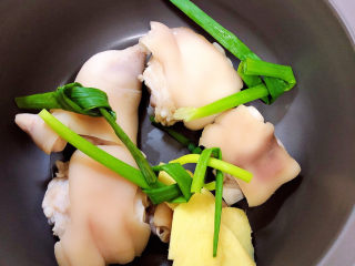 6、黄豆猪蹄汤,放入葱姜。