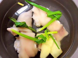 7、黄豆猪蹄汤,倒入清水。