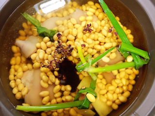 9、黄豆猪蹄汤,加入盐、料酒、耗油、生抽、花椒粒,开始炖煮。