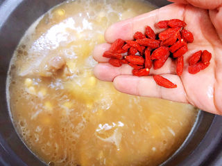 11、黄豆猪蹄汤,放入枸杞子,继续炖煮10分钟。