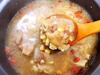 12、黄豆猪蹄汤,猪蹄汤熬的浓浓的。