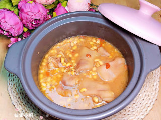 14、黄豆猪蹄汤,滋补养颜的黄豆猪蹄汤就上桌了!