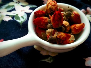 1、玫瑰牛奶椰丝小方,准备一小碗干玫瑰