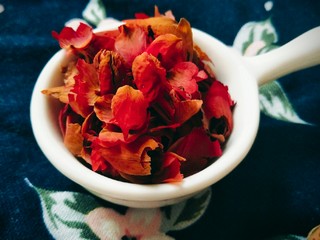 2、玫瑰牛奶椰丝小方,将玫瑰蒂去掉，只要玫瑰花瓣