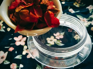 3、玫瑰牛奶椰丝小方,玫瑰花瓣放入料理机打成粉。