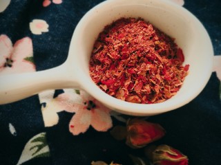 4、玫瑰牛奶椰丝小方,打成粉的玫瑰花瓣，如图，也不需要很细