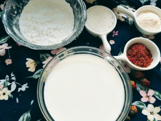 5、玫瑰牛奶椰丝小方,准备好牛奶椰丝小方的材料