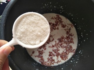 8、玫瑰牛奶椰丝小方,加入白砂糖