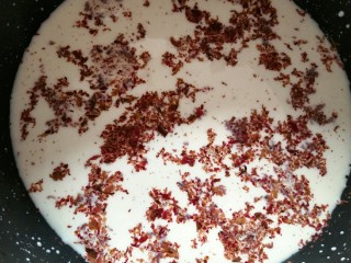 12、玫瑰牛奶椰丝小方,搅拌均匀以后小火烧开