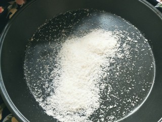 16、玫瑰牛奶椰丝小方,披萨盘里到一些椰蓉