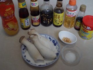 1、日式干贝酱汁杏鲍菇,准备好材料
