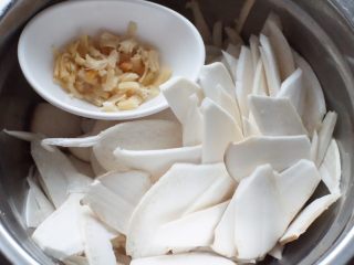 2、日式干贝酱汁杏鲍菇,杏鲍菇洗净后用刨刀抽成薄片状，干贝洗净后撕丝