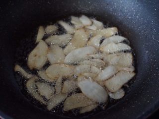 3、日式干贝酱汁杏鲍菇,锅里热油后放入杏鲍菇炸至表面金黄色出香味后捞出来备用