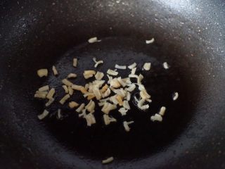 4、日式干贝酱汁杏鲍菇,倒出锅里的油留余油，放入干贝丝中火煸炒出香味