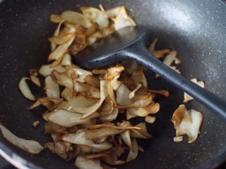 5、日式干贝酱汁杏鲍菇,放入杏鲍菇一起翻炒均匀，加入味淋翻拌