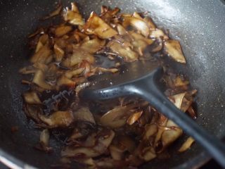 6、日式干贝酱汁杏鲍菇,最后加入所有调味料和开水大火翻炒均匀，最后撒入葱花翻拌均匀即可