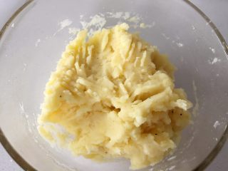 5、鲜虾可乐饼,拿出蒸好的土豆，捣成泥，加入鸡蛋和少许盐调味（盐可不加），搅拌均匀。