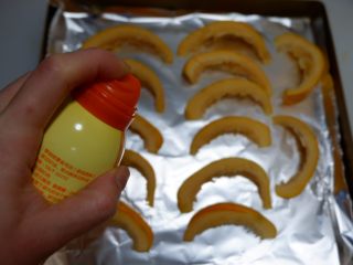 5、照烧酱汁烤南瓜,均匀喷油,