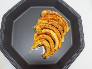 11、照烧酱汁烤南瓜,取出摆入盘中,佐餐配沙拉都ok~~