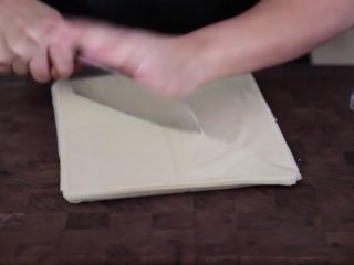 1、极简单做几个泰国爆竹虾,春卷皮解冻，将四方形的春卷皮对半切开，切成三角形状