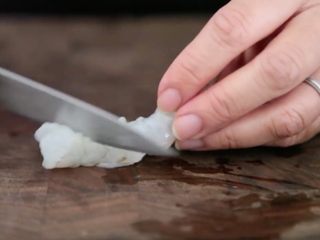 2、极简单做几个泰国爆竹虾,虾去皮，留下尾巴。用毛巾或纸巾擦干虾。用小刀，沿着虾的内部曲线划三刀，有助于拉直虾的自然曲线，保持虾在油炸时的直线状态