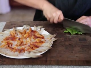 5、极简单做几个泰国爆竹虾,罗勒叶切碎备用