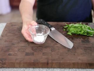 6、极简单做几个泰国爆竹虾,1/4杯水+ 1茶匙玉米淀粉（或其他淀粉）在小碗里搅拌，用作最后粘连春卷皮的作用