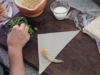 8、极简单做几个泰国爆竹虾,把虾放在春卷皮中，尾巴露出