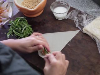 9、极简单做几个泰国爆竹虾,加入花生碎和罗勒碎